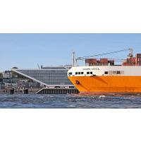 844_7015 Schiffsbug eines RoRo-Frachters vor Hamburg Altona; Büroarchitektur am Altonaer Elbufer. | 